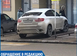 "Паркуюсь как хочу": автохам оставил машину поперек тротуара в центре Ставрополя