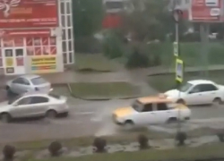 «Бедные, они еле едут»: затопленные после дождя дороги попали на видео в Минводах 