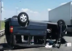Перевернувшийся автобус с пассажирами под МинВодами попал на видео