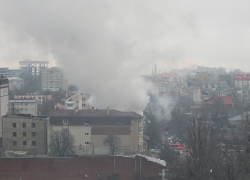 В центре Ставрополя загорелся дом