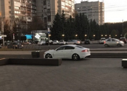 Парковку «люксового класса» показала водитель «Ягуара» в Ставрополе 