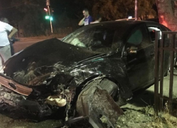 Автомобиль с детьми после ДТП врезался в частный дом в Пятигорске