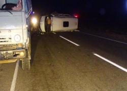 Пассажирский автобус перевернулся на ставропольской трассе после столкновения с грузовиком и легковушкой