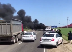 В сети появилось видео полыхающего авто на трассе Ставрополья