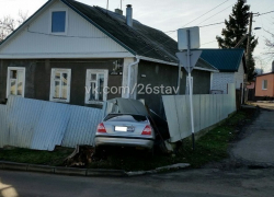 Иномарка «не вписалась» в поворот и «разнесла» забор в Ставрополе