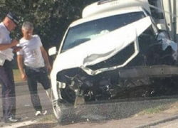 Белая иномарка сильно разбилась после удара о дорожное ограждение в Ставрополе 