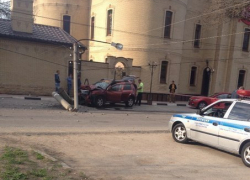 Грабители врезались в столб, пытаясь скрыться от погони