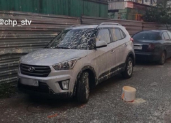 «Не доброе утро»: припаркованный на улице внедорожник облили краской в Ставрополе 