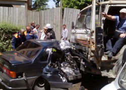 Легковушка влетела под КамАЗ в Кисловодске: погиб водитель