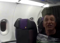 Агрессивного пассажира привязали скотчем к креслу на авиарейсе Минеральные Воды - Новосибирск