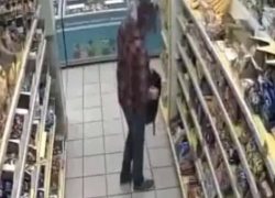 Дерзкий вор покидал продукты в рюкзак и вырвался из рук охранников магазина в Ставрополе