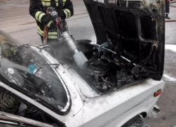 Отечественная легковушка сгорела дотла на Ставрополье