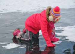 Двое маленьких ставропольчан чудом уцелели, провалившись под лед