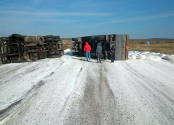 На Ставрополье перевернулся грузовой автомобиль, перевозивший селитру.