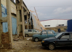 Крышу склада снесло во время урагана в Михайловске