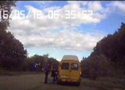 Пьяный водитель пассажирской маршрутки протащил по дороге инспектора ГИБДД