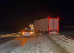 Съехавшим в кювет водителям большегрузов помогли ставропольские автоинспекторы