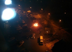 Жители дома на Макарова засняли пожар на автостоянке