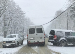 Из-за жуткого мокрого снегопада в ДТП попали много машин на Ставрополье 