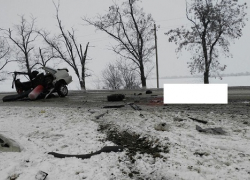 Легковушка разлетелась на куски от лобовой аварии с микроавтобусом на Ставрополье: водитель погиб 