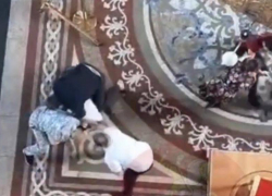Неизвестный избил дьякона в храме Георгиевска и попал на видео