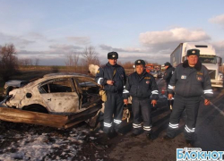 Ставропольские сотрудники ГИБДД спасли людей из пылающей машины