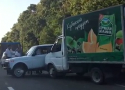 Грузовая "Газель" врезалась в бок "Нивы" на улице Космонавтов в Ставрополе - есть пострадавшие 