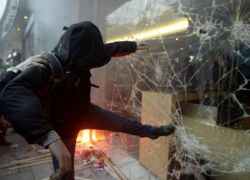 В Невинномысске вандал подрался с уличной табличкой