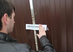 За долги по газу у жительницы арестовали ворота во двор на Ставрополье