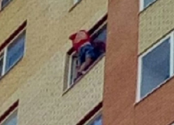 Молодой человек вылез из окна из-за ссоры с девушкой, - очевидцы в Ставрополе