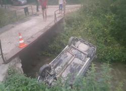 Пассажиры автомобиля с пьяным водителем пострадали при падении в реку в Кисловодске