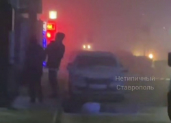 Человек выпал из окна на юге Ставрополя и погиб