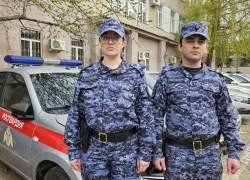 Прибывшие на вызов росгвардейцы помогли справиться с пожаром в Ставрополе