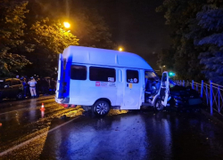 Два человека погибли и 16 пострадали после столкновения маршрутки и легковушки в Железноводске