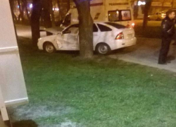 Девушка врезалась в дерево в Ставрополе на проспекте Карла Маркса