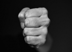 В Ставрополе подвыпившая компания жестоко избила случайного прохожего