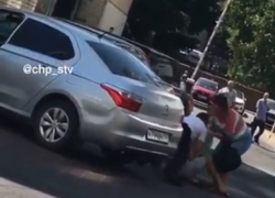 Схватка водителя «Рено» с полицейским попала на видео в Ставрополе 