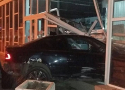 Черный "БМВ" на высокой скорости снес стену магазина на Ставрополье