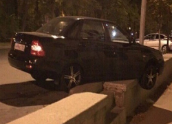 "Приора" странным образом "зависла" над землей после неудачной парковки в Ставрополе