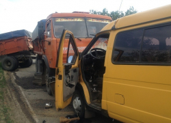 Два человека погибли при столкновении пассажирской "Газели" и КамАЗа