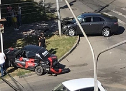 Два автомобиля синхронно врезались в два столба на перекрестке в Ставрополе