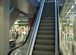 В ТЦ "Космос" семилетняя девочка упала с эскалатора