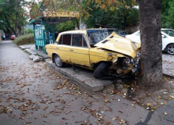 Отец с дочерью на скорости влетели в припаркованный автомобиль и дерево в Кисловодске