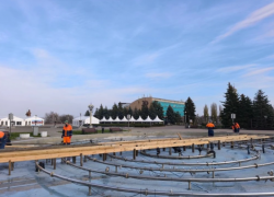 Готовьте фотоаппараты: в Ставрополе начали устанавливать новогодние инсталляции