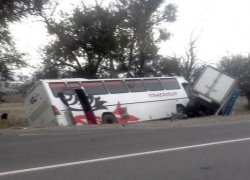 Рейсовый автобус с 33 пассажирами столкнулся с "Газелью" и вылетел в кювет на Ставрополье