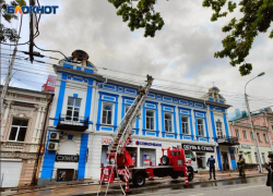 Из-за загоревшегося памятника архитектуры XIX века в Ставрополе эвакуировали 10 человек