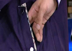 Воришка пробрался в гардероб детского клуба и украл пальто с деньгами в Ессентуках