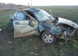 Из-за взрыва колеса "Лада-Приора" вылетела с трассы и перевернулась, - пострадал ребенок