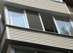 В Ставрополе картину художника пришлось спускать с балкона 10 этажа на тросах