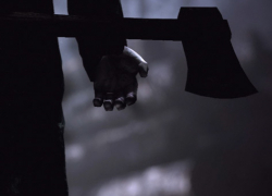 Мужчина зарубил своего родственника топором в кровати